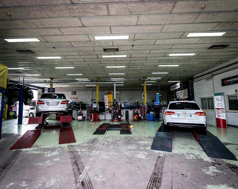 L'interno dell'officina Soriano Gomme